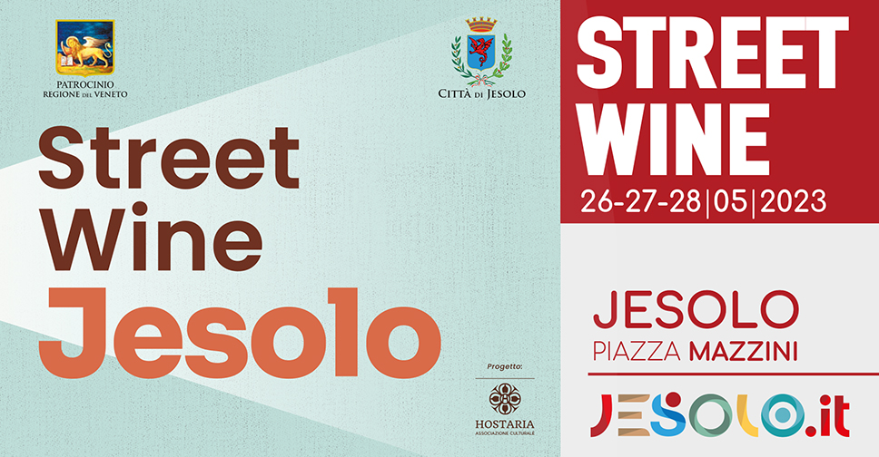 Street Wine Jesolo 26 -27  28 maggio 2023: piazza Mazzini. Scritta su sfondo verde acqua sfumata