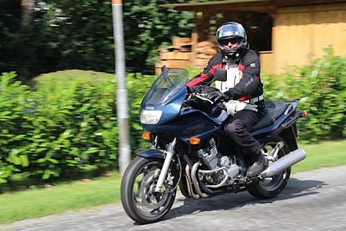 Motociclista con casco