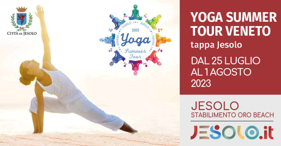 Yoga Summer tour Veneto 2023 -Jesolo luglio/agosto. Foto di una ragazza che pratica yoga sulla spiaggia.
