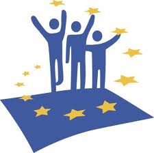 persone stilizzate a braccia aperte sulla bandiera europea