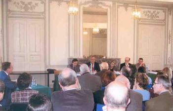 A sinistra Paul Arrighi, al centro la Commissione formata da Gilles Pecout, Rémy Pech, Marie Thérèse Bitsch, Éric Vial, Rémy Cazals e una parte di pubblico