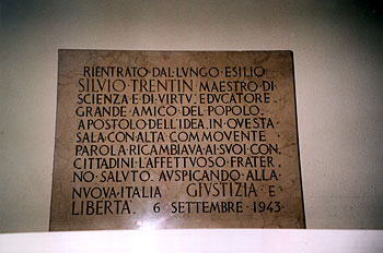 Fotografia della lapide commemorativa in onore di Silvio Trentin al suo rientro dall’esilio 