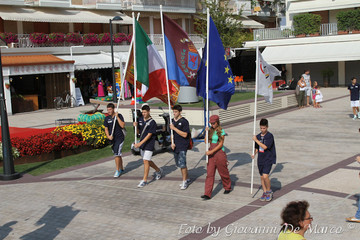 Cinque giovani aprono la sfilata con bandiere