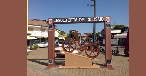 Dal 8 luglio al 30 settembre 2016 in piazza Aurora è installata la scultura Onda di Carlo Pecorelli, curata da Maurizio Pivetta e patrocinata dal Comune di Jesolo.